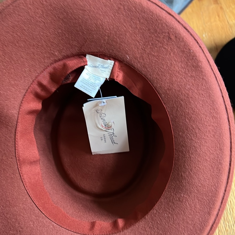 Hat 🎩 - Picture 3 of 3
